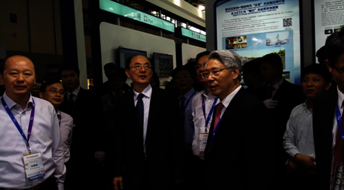省交通运输厅厅长游庆仲(右)与交通运输部总工程师周伟参观展区