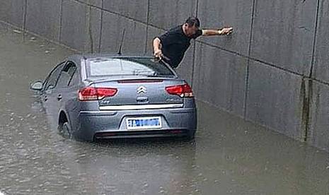 雨天驾驶专题：车辆落水的逃生方法