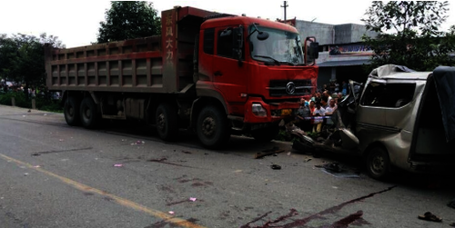 绵竹：大货车逆行撞上面包车