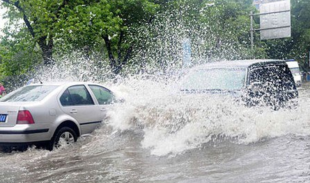 雨天进入难以把握水深的路段