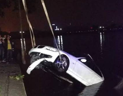 低头找手机误踩油门 男子将宝马开进西湖 1